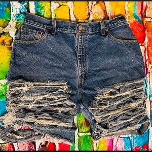 Levi Distressed shorts☀️